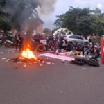 Aksi ‘Gila-gilaan’ di Tangerang! Mahasiswa dan Ojol ‘Kompak’ Turun ke Jalan, Longmarch Hingga Bagi Bunga, Tuntut Perhatian Pemerintah Atas Kesenjangan Sosial!