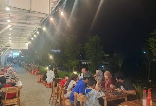 Gresik Punya Destinasi Kuliner Malam, TanaTuju Suguhkan Makanan UMKM, Live Music, dan Pemandangan Lampu Kota Memukau.