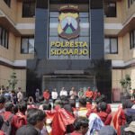 Mahasiswa Muhammadiyah Gelar Aksi Penyampaian Pendapat di Mapolresta Sidoarjo, Angkat Kasus Meninggalnya Driver Ojek Online.